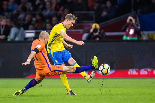 Sveriges Ludwig Augustinsson och Hollands Arjen Robben