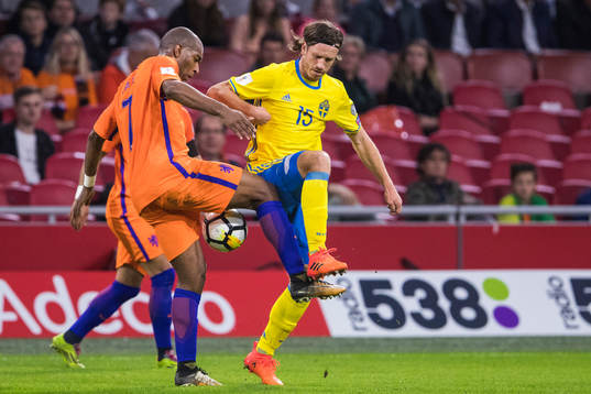 Hollands Ryan Babel och Sveriges Gustav Svensson