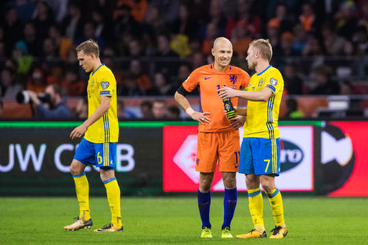 Hollands Arjen Robben pratar med Sveriges Sebastian Larsson
