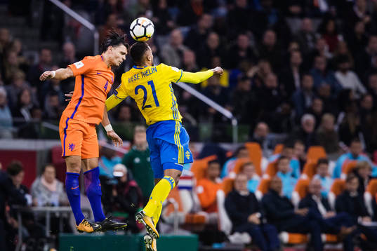 Hollands Karim Rekik och Sveriges Isaac Kiese Thelin