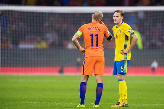 Hollands Arjen Robben och Sveriges Ludwig Augustinsson