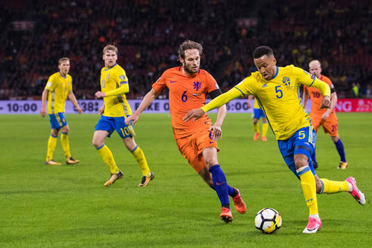 Hollands Daley Blind och Sveriges Martin Olsson