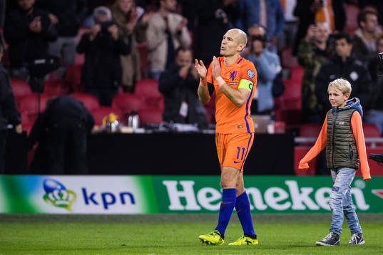 Hollands Arjen Robben tackar publiken