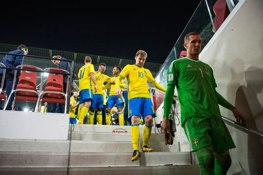 Sveriges Emil Forsberg och målvakt Robin Olsen lämnar