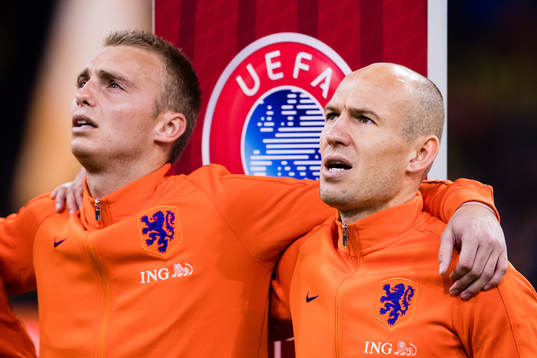 Hollands målvakt Jasper Cillessen och Arjen Robben sjunger