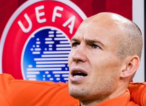 Hollands Arjen Robben sjunger natianalsången innan
