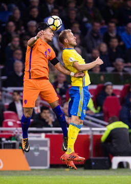 Hollands Karim Rekik i en nickduell med Sveriges Ola