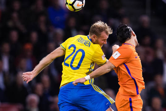 Sveriges Ola Toivonen i en nickduell med Hollands Karim