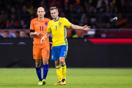 Hollands Arjen Robben och Sveriges Sebastian Larsson