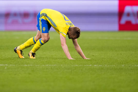 Sveriges Sebastian Larsson stretchar