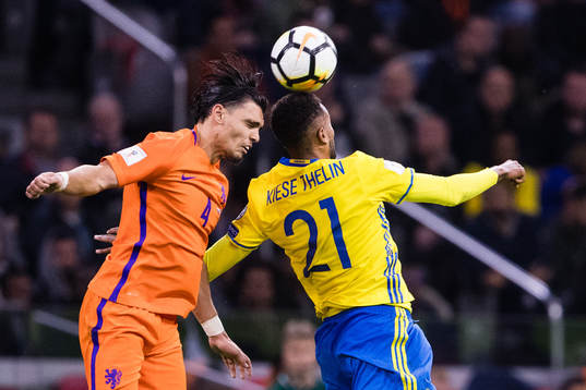 Hollands Karim Rekik i en nickduell med Sveriges Isaac