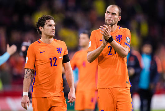 Hollands Daryl Janmaat och Bas Dost tackar publiken