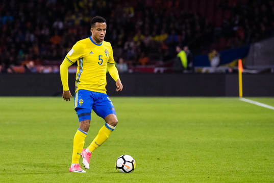 Sveriges Martin Olsson med bollen