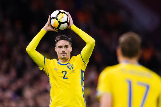 Sveriges Mikael Lustig med ett inkast