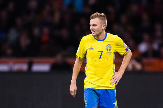 Sveriges Sebastian Larsson deppar