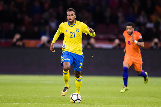 Sveriges Isaac Kiese Thelin med bollen