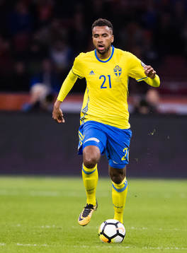 Sveriges Isaac Kiese Thelin med bollen