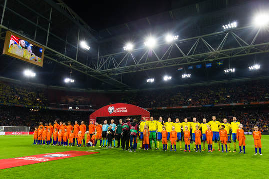 Hollands och Sveriges spelare ställer upp sig på plan