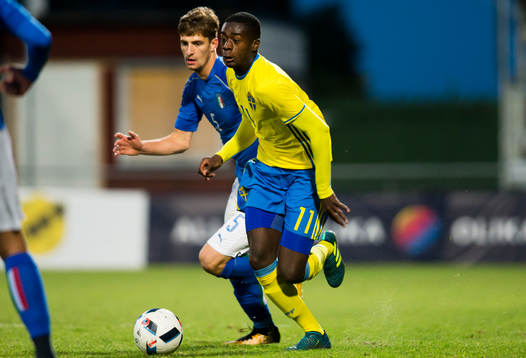 Italiens Matteo Gabbia mot Sveriges Adil Titi