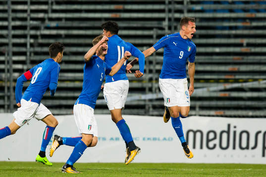 Italiens Andrea Pinamonti jublar