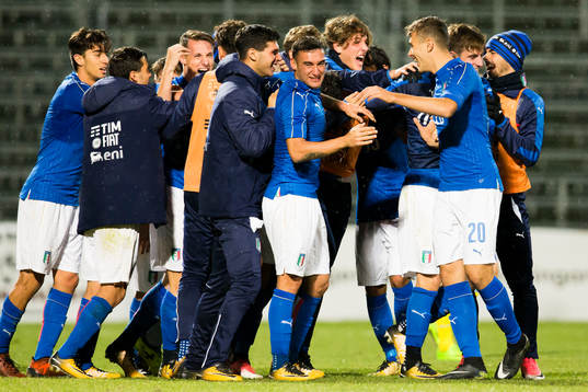 Italiens spelare jublar