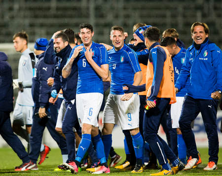 Italiens Alessandro Bastoni och Andrea Pinamonti jublar med