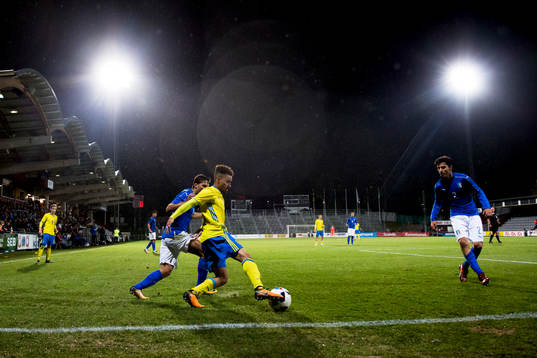 Sveriges York Rafael med bollen på Stadsparksvallen