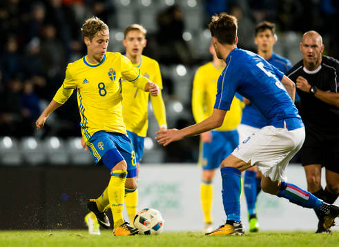 Sveriges Henrik Bellman med bollen