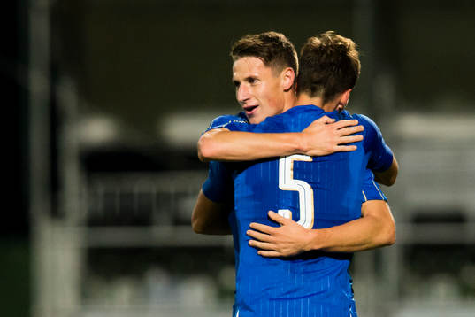 Italiens Andrea Pinamonti och Matteo Gabbia jublar
