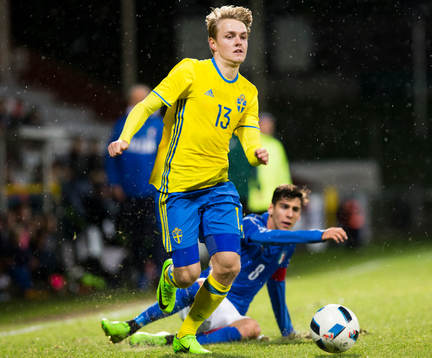 Sveriges Simon Marklund med bollen
