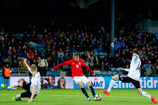 Martin Ødegaard of Norway scores 2-1