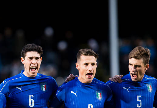 Italiens Alessandro Bastoni, Andrea Pinamonti och Matteo