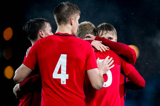 Martin Ødegaard of Norway celebrates 1-1 with his teammates