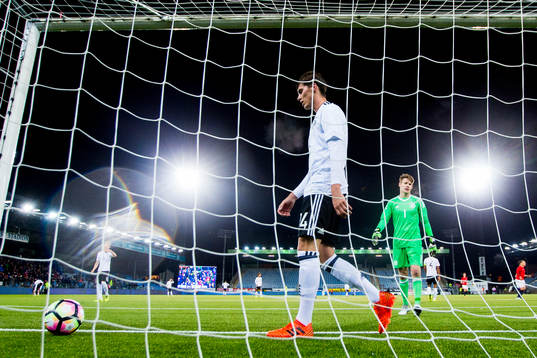 Pascal Stenzel and goalkeeper Alexander Nübel of Germany