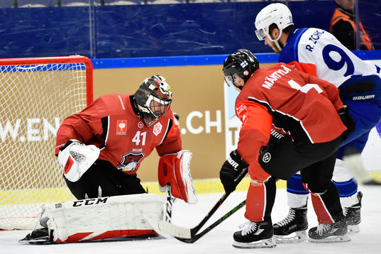 Radim Zohorna of Comet Brnos against Tuukka Mäntylä of
