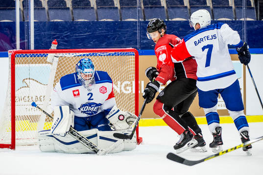 Robin Alvarez of Malmö Redhawks, Goalkeeper Lukas Dostal