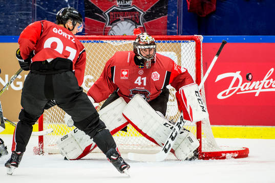 Max Görtz and Goalkeeper Cristopher Nihlstorp of Malmö