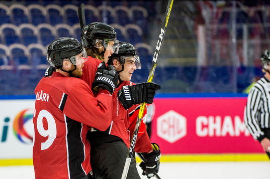 Malte Setkov in the middle cheers