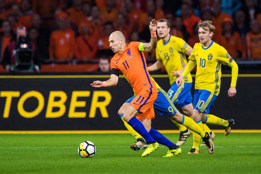 Hollands Arjen Robben utmanar Sveriges Emil Forsberg