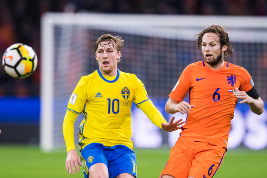 Sveriges Emil Forsberg och Hollands Daley Blind