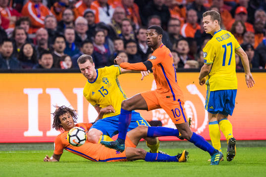 Hollands Nathan Ake och Georginio Wijnaldum utmanas av