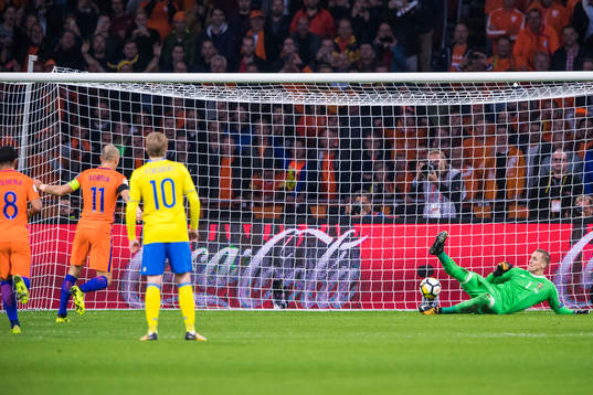 Sveriges målvakt Robin Olsen släpper in 1-0 på straff av
