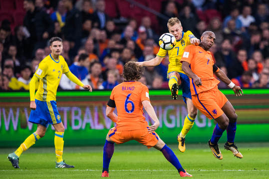 Sveriges Sebastian Larsson utmanar Hollands Ryan Babel