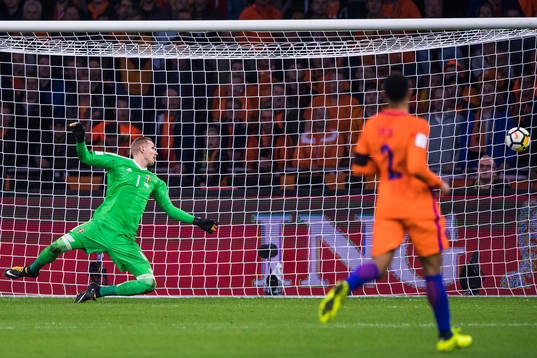 Sveriges målvakt Robin Olsen släpper in 2-0 av Hollands