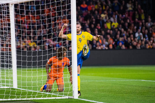 Sveriges Marcus Berg sparkar i stolpen