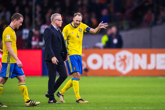 Sveriges Andreas Granqvist i diskussion med förbundskapten