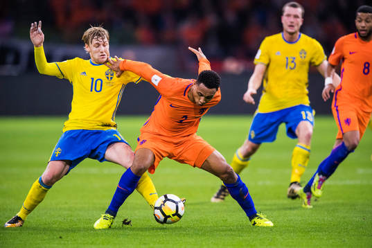 Emil Forsberg och Hollands Kenny Tete