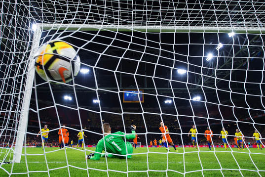 Hollands Arjen Robben gör 1-0 på straff bakom Sveriges