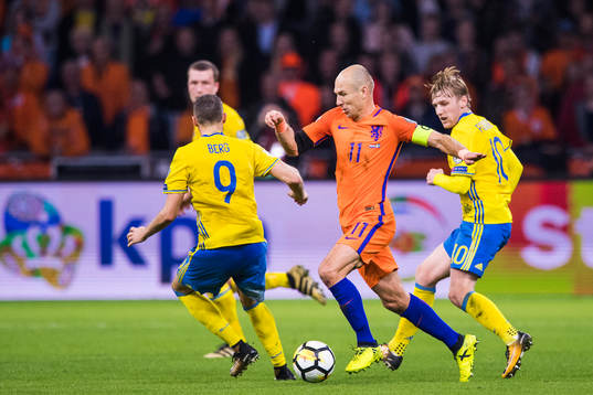 Sveriges Marcus Berg och Emil Forsberg utmanas av Hollands
