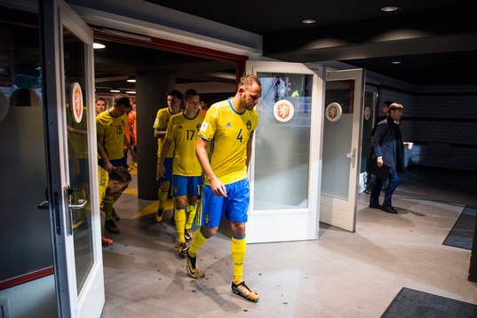 Sveriges Andreas Granqvist med lagkamrater går in för